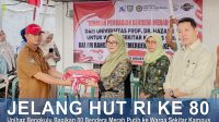 Jelang HUT RI Ke 80 , Kampus Unihaz Bengkulu Bagikan 80 Bendera Merah Putih ke Warga Sekitar